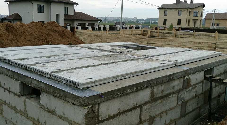 Как правильно укладывать бетонные блоки?