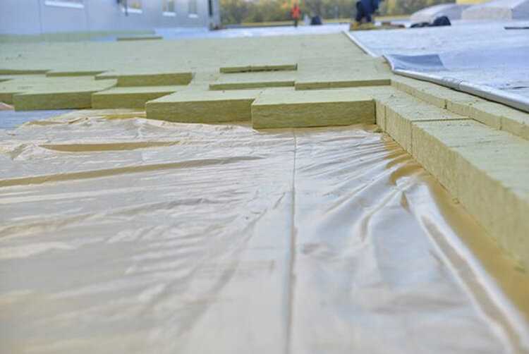 Можно ли использовать старый материал при установке новой кровли?