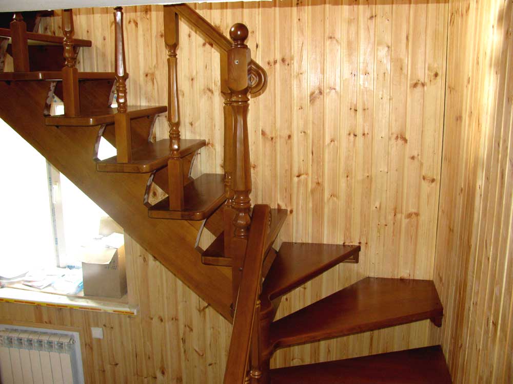 Покраска деревянной лестницы