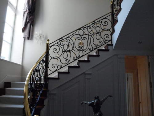 Кованные лестницы – роскошные и надежные конструкции
