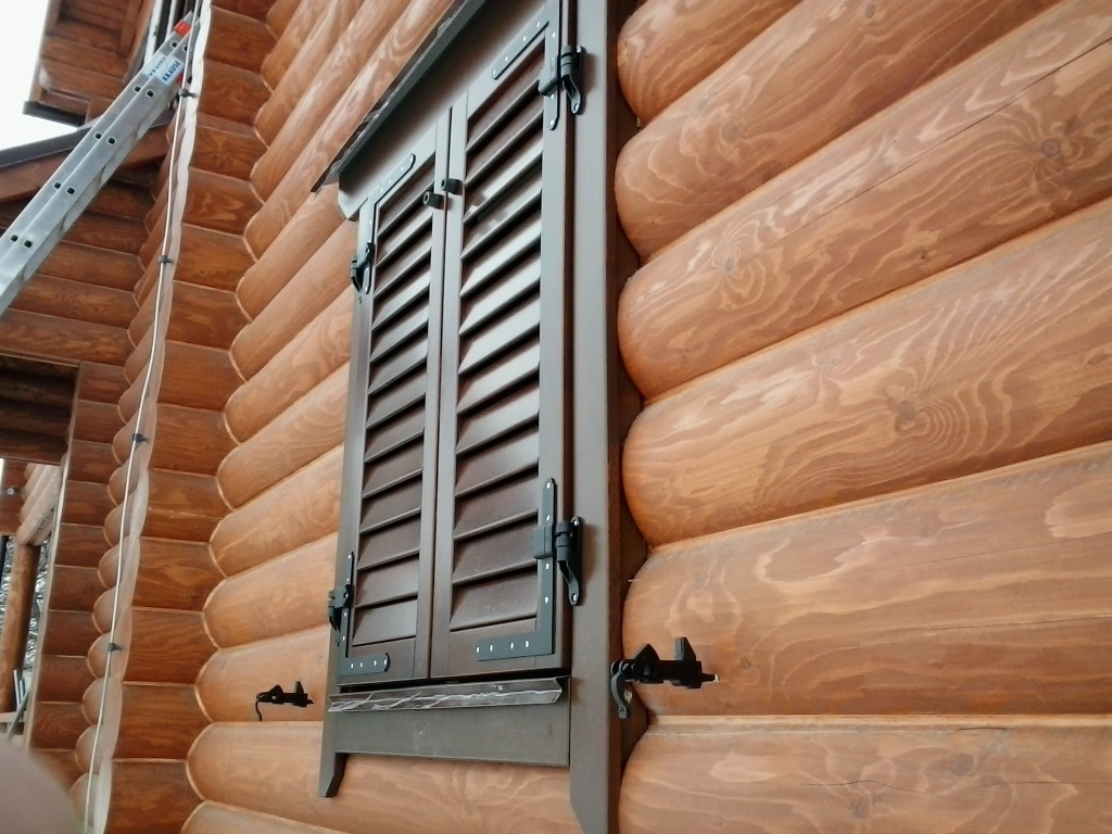 Как защитить деревянные окна: решетки, ставни, роллеты