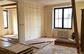 Как выбрать отделку для стен в гостиной с использованием обоев под текстиль?