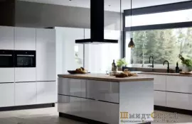 Использование ярких акцентных кресел в интерьере