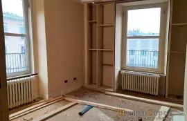 Как выбрать отделку для стен в коридоре с использованием обоев в полоску?